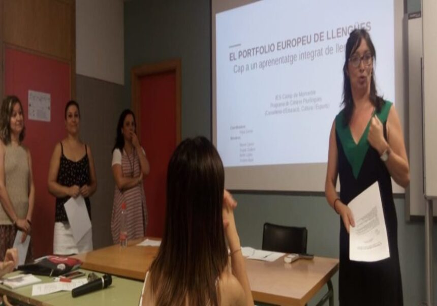 Victoria Abad dando una charla en una clase